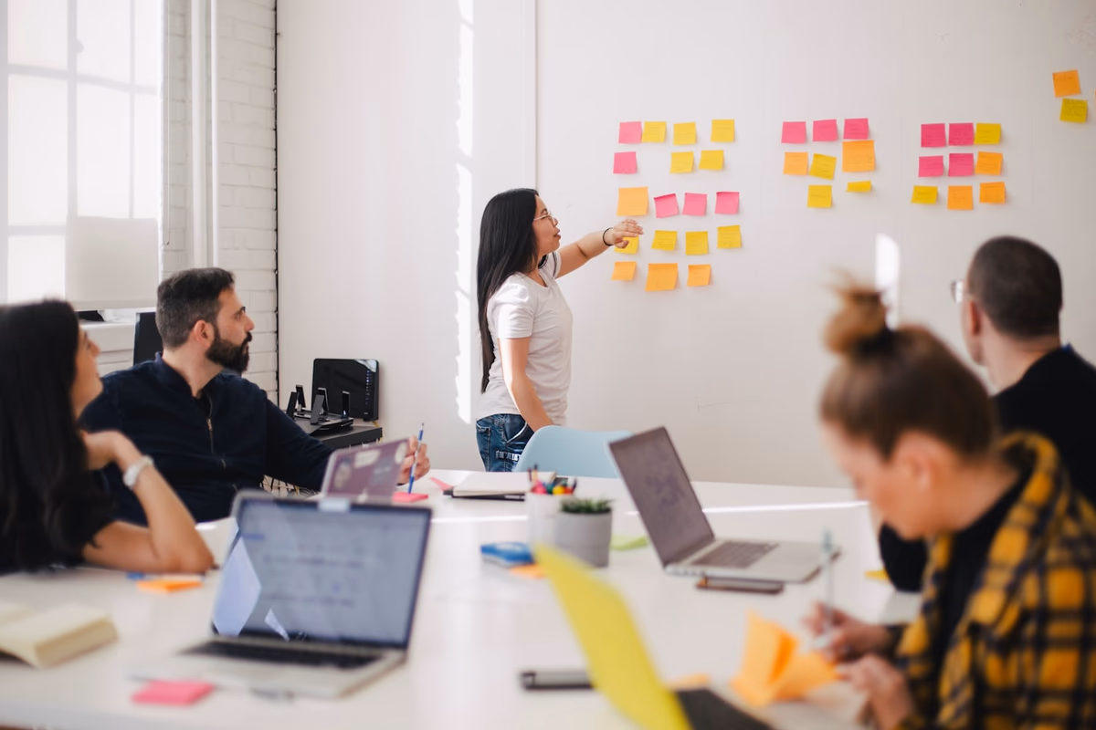 Equipo de un club coordinando operación y finanzas en una sola mesa de trabajo